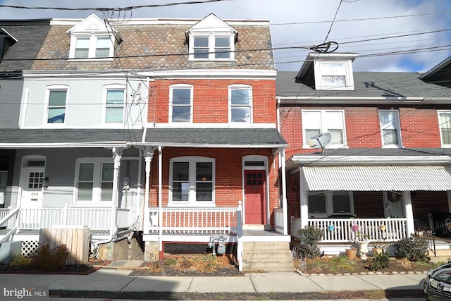 townhome / multi-family property with a porch