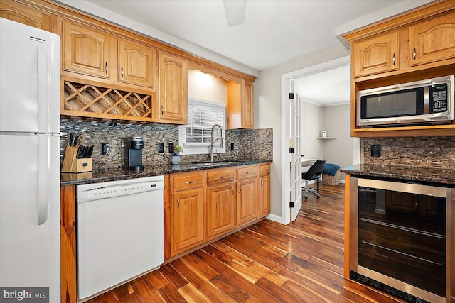 kitchen featuring sink, wine cooler, dark hardwood / wood-style floors, backsplash, and white appliances