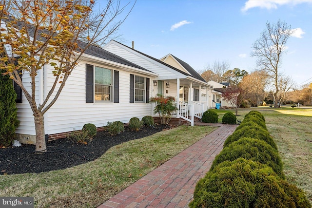 view of front facade with covered porch and a front lawn