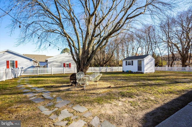 view of yard featuring a storage shed