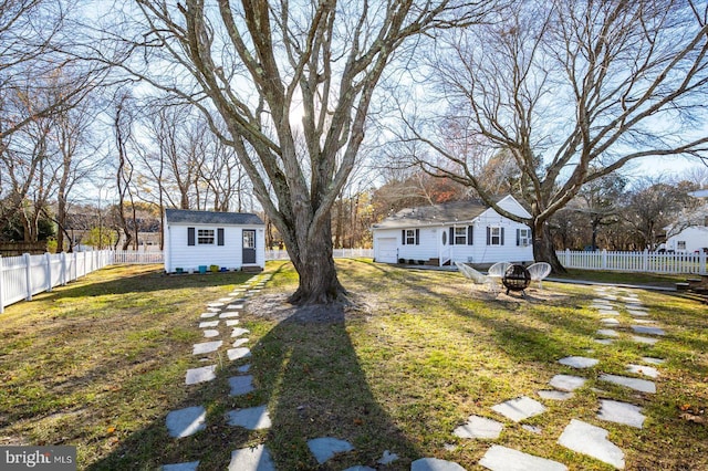 view of yard featuring an outdoor structure