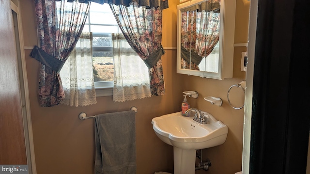 bathroom featuring sink