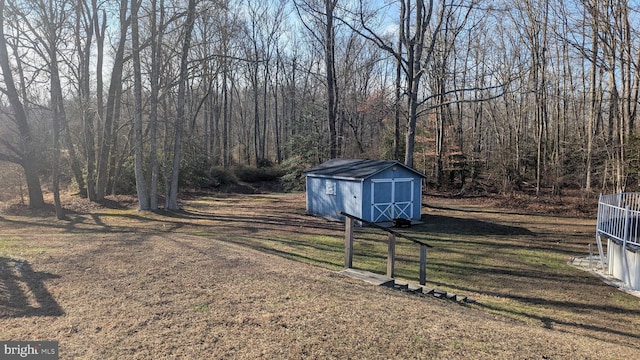 view of yard with a storage unit