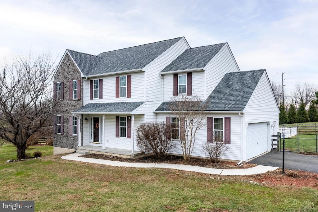 view of front of property featuring a front yard and a garage