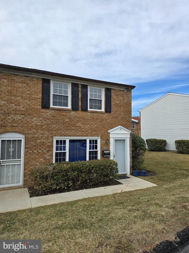 view of front of house featuring a front lawn