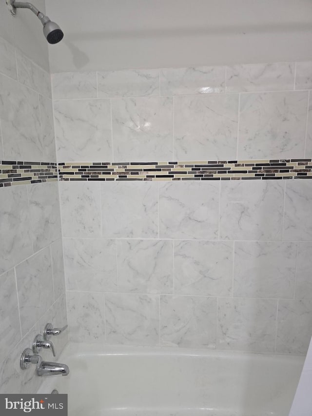 bathroom featuring tiled shower / bath combo