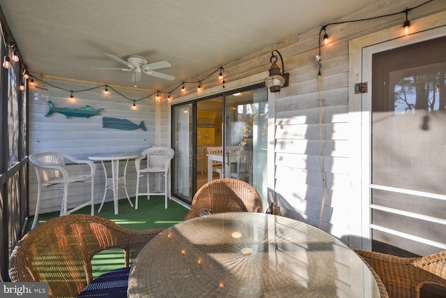 sunroom with ceiling fan