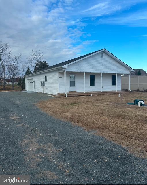 view of front of house with a porch and a garage