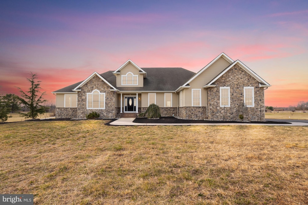 view of front of property featuring a lawn