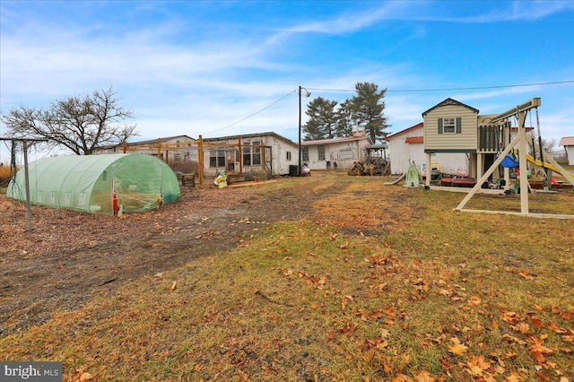 view of yard featuring an outdoor structure