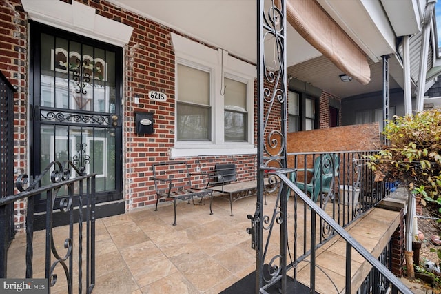 doorway to property with covered porch