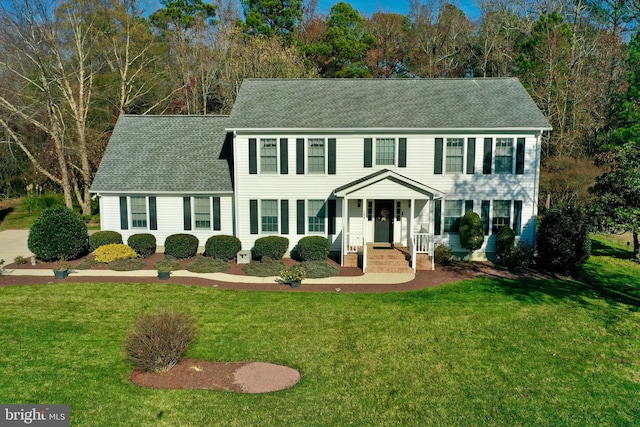 colonial house featuring a front yard