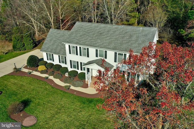 view of front of home featuring a front lawn