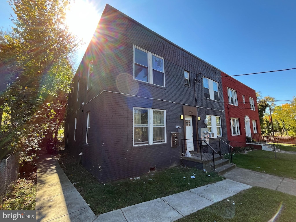 view of front of house featuring a front lawn