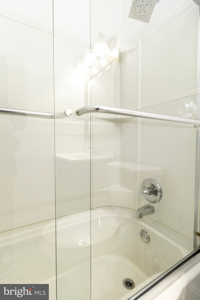 bathroom with bathtub / shower combination