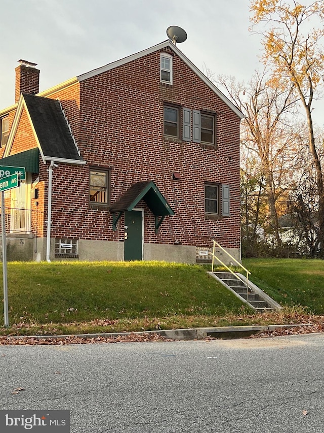 view of front of property with a front lawn