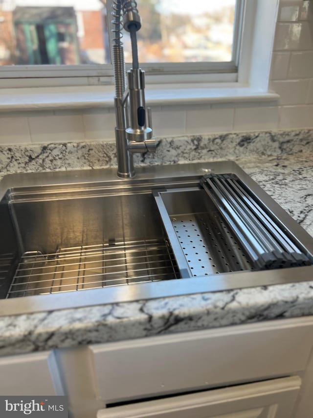 interior details featuring tasteful backsplash and sink