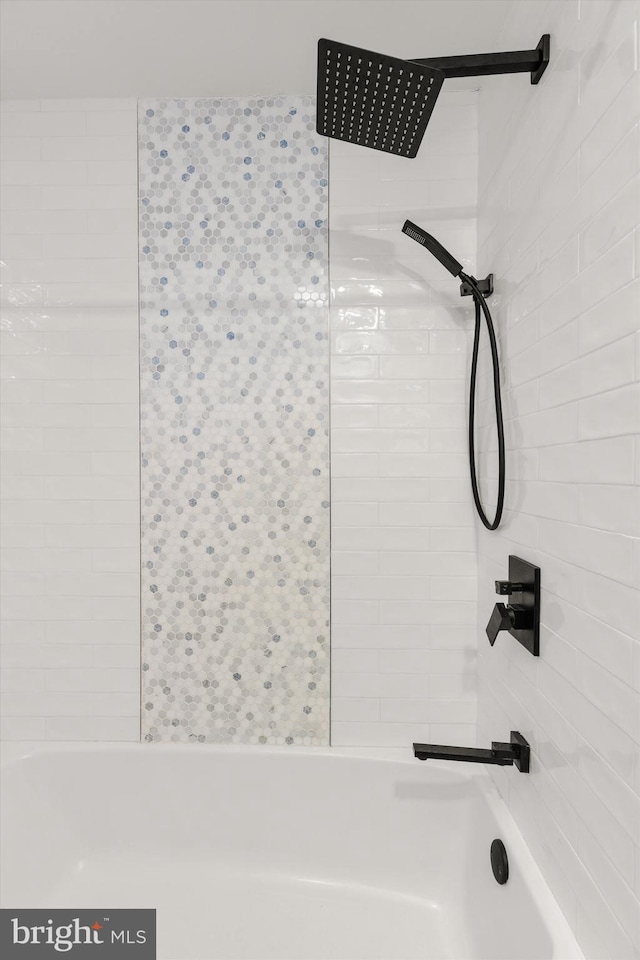 bathroom with tiled shower / bath combo