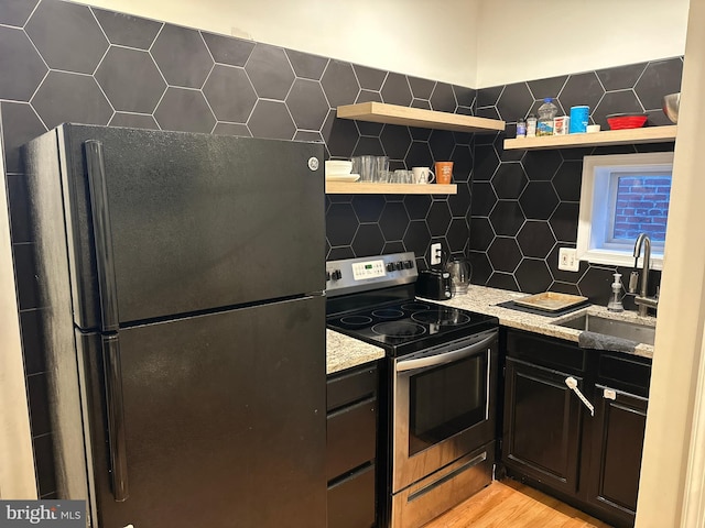 kitchen with sink, tasteful backsplash, refrigerator, light hardwood / wood-style floors, and electric stove