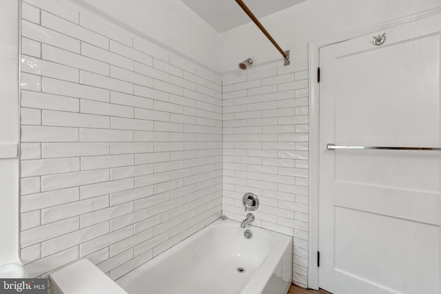 bathroom with tiled shower / bath