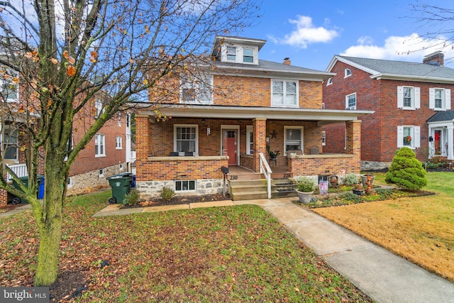 view of front facade featuring a porch and a front lawn