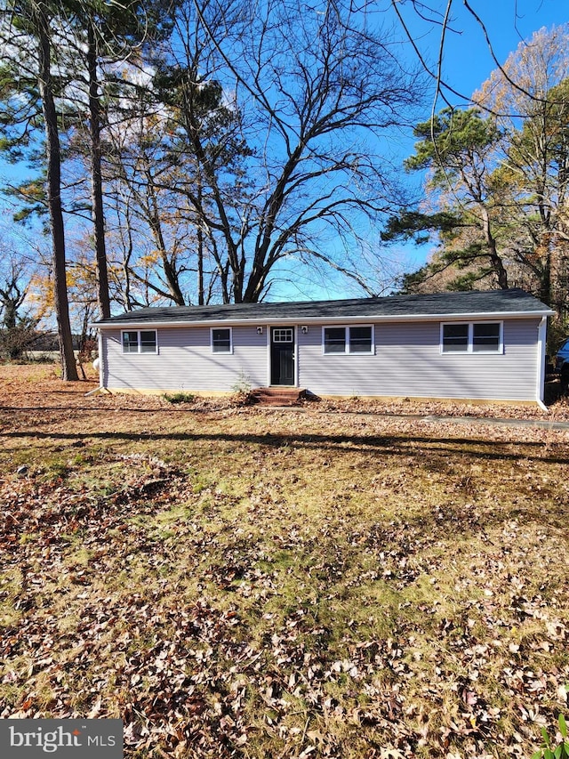 view of front of property with a front yard