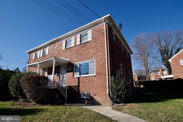 view of front of home featuring a front yard