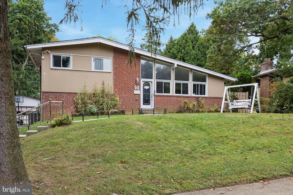 view of front of property with a front yard