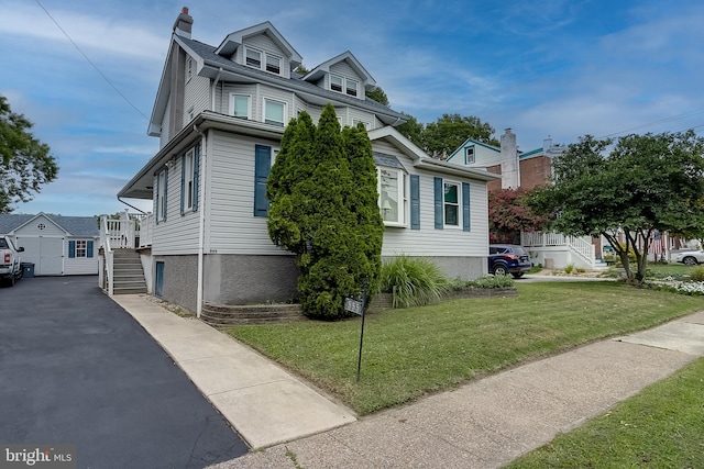 view of front of home featuring a front yard