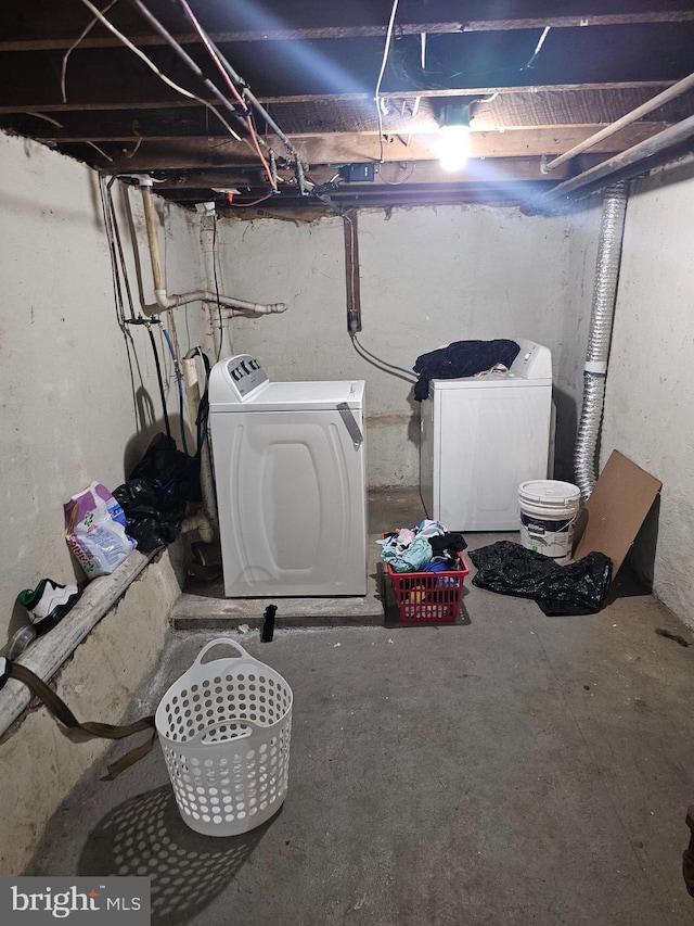 basement featuring washer and clothes dryer