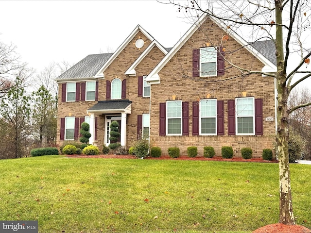 view of front of property featuring a front yard