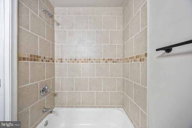 bathroom with tiled shower / bath combo