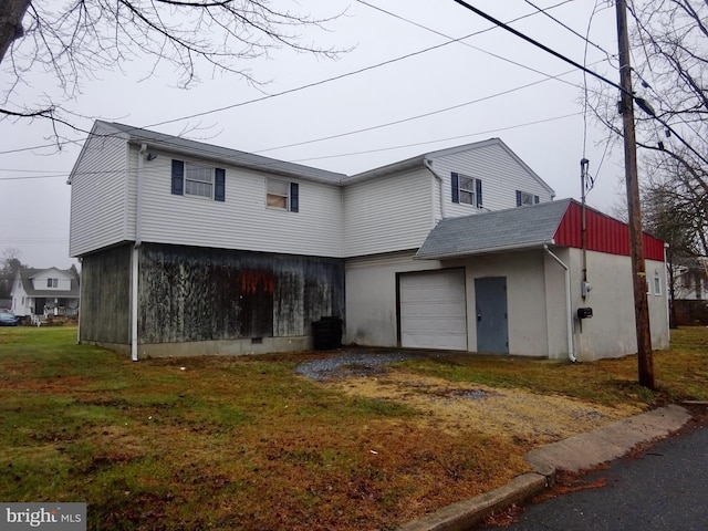 view of front facade featuring a front yard and a garage