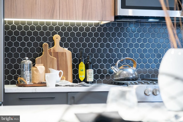 kitchen with decorative backsplash