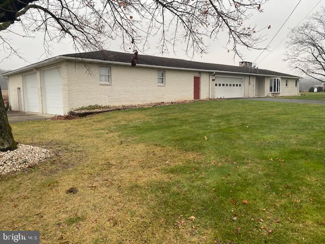 view of front facade with a front lawn and a garage