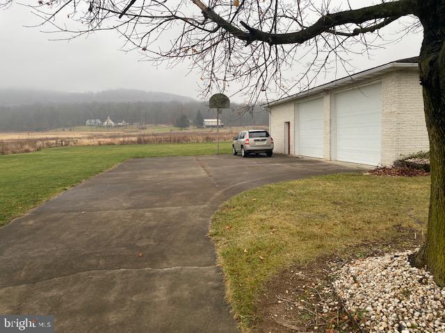 view of yard with an outbuilding and a garage