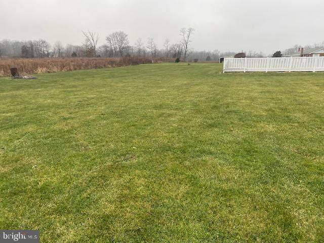 view of yard featuring a rural view