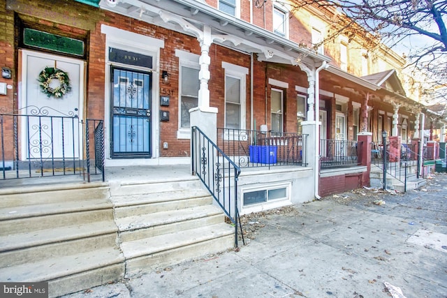 entrance to property featuring covered porch