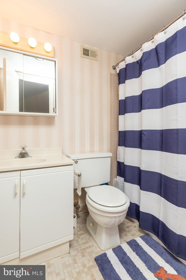 bathroom with a shower with shower curtain, vanity, and toilet