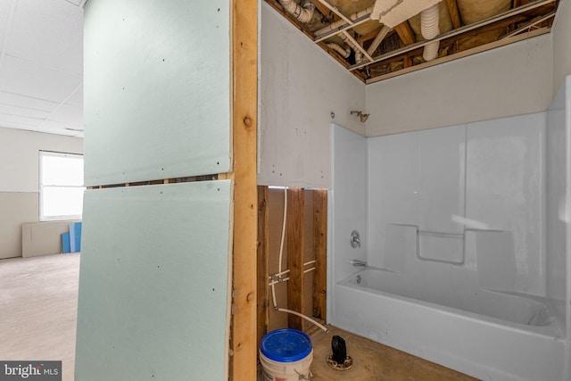 bathroom featuring a washtub