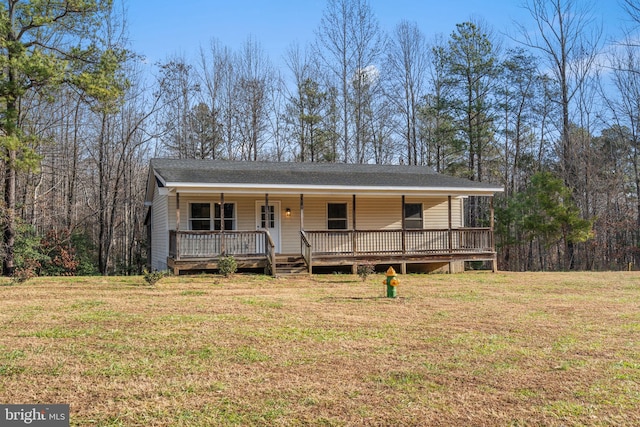 view of front of property featuring a front lawn