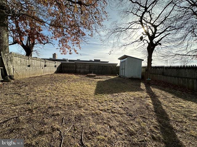 view of yard featuring a storage shed