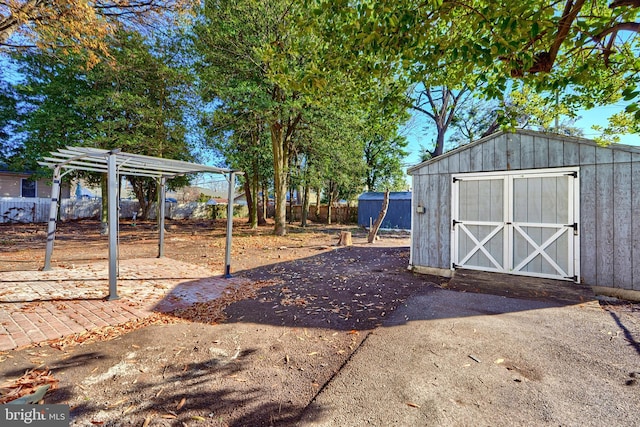 view of yard featuring a shed