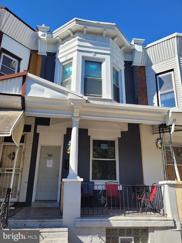 view of front of property featuring a porch