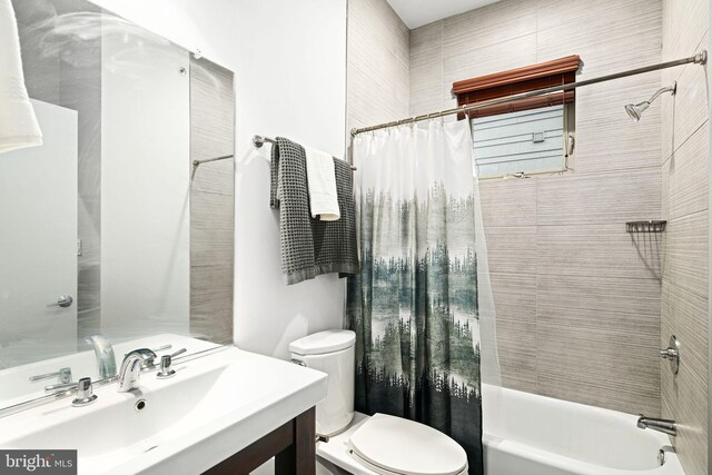 full bathroom featuring shower / tub combo with curtain, vanity, and toilet