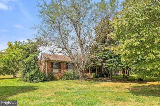 view of front of house featuring a front lawn