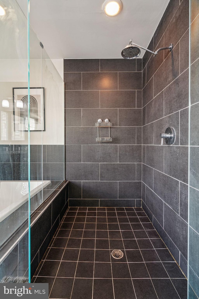 bathroom featuring a tile shower