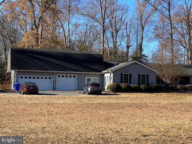 ranch-style home featuring a garage