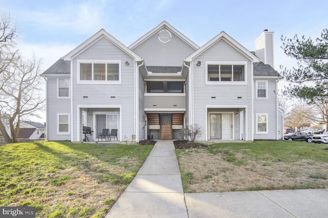 view of front of property with a front yard