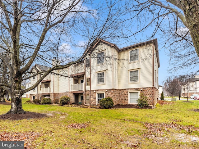 view of front of home with a front yard